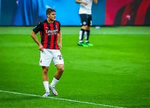 记者：租借+强制买断条款，热那亚加速谈判引进米兰前锋科隆博