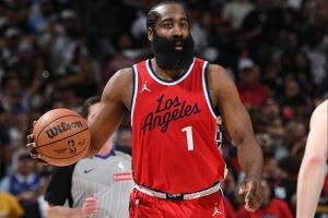 虽迟但到!哈登晃晕普理查德抛投得手 随后再中三分迫近比分